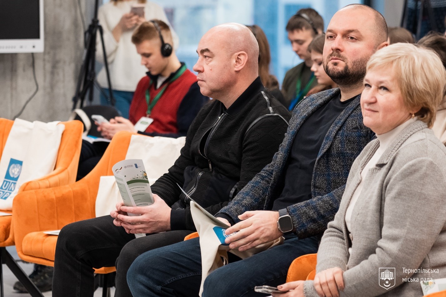 1_Міський голова Тернополя Сергій Надал, заступик мера Ігор Крисоватий, керівниця управління економіки, промисловості і праці Тетяна Корчак та майбутні психологи бізнесу і управління ТНПУ.